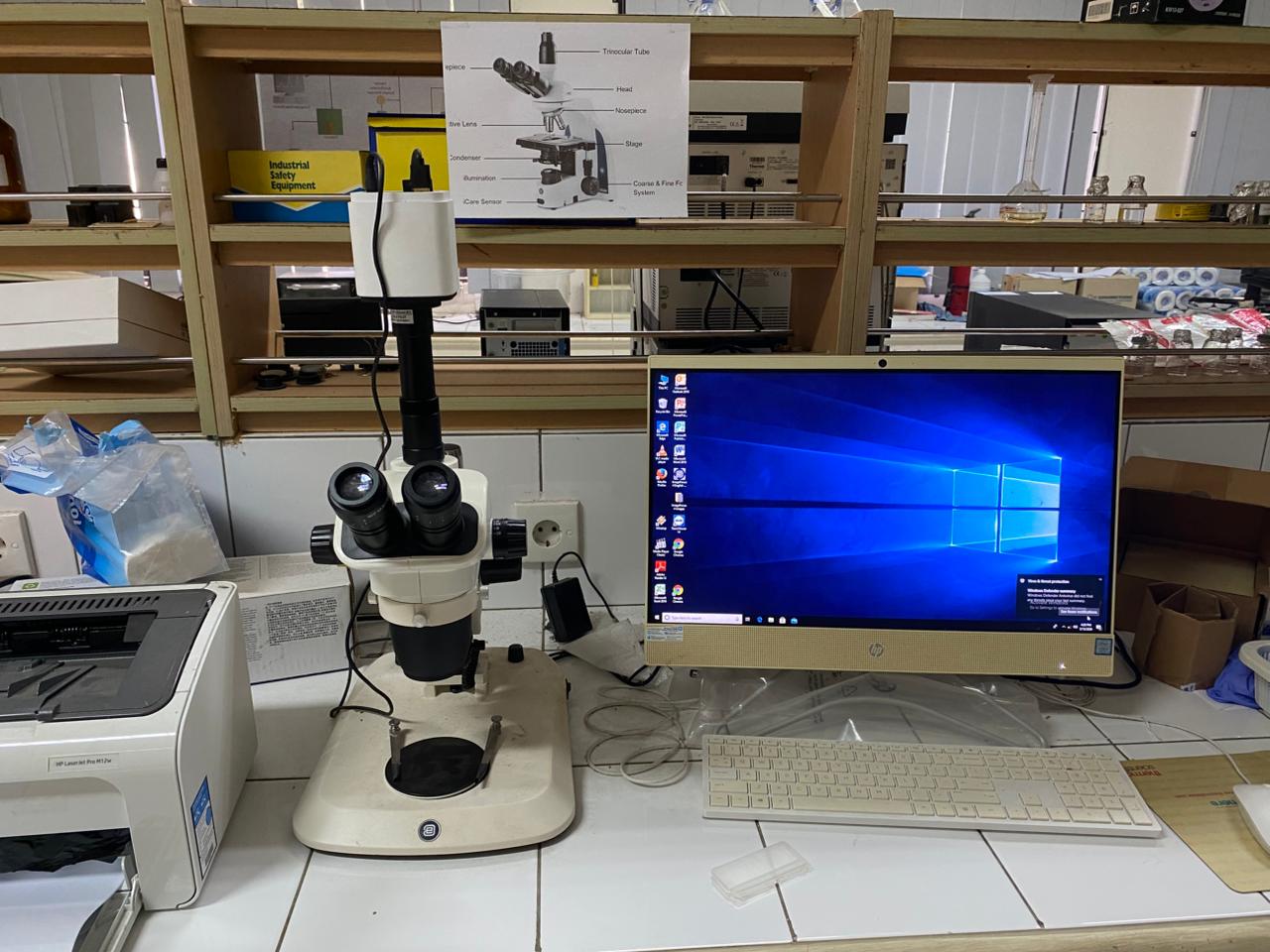 Mikroskop stereo trinokular